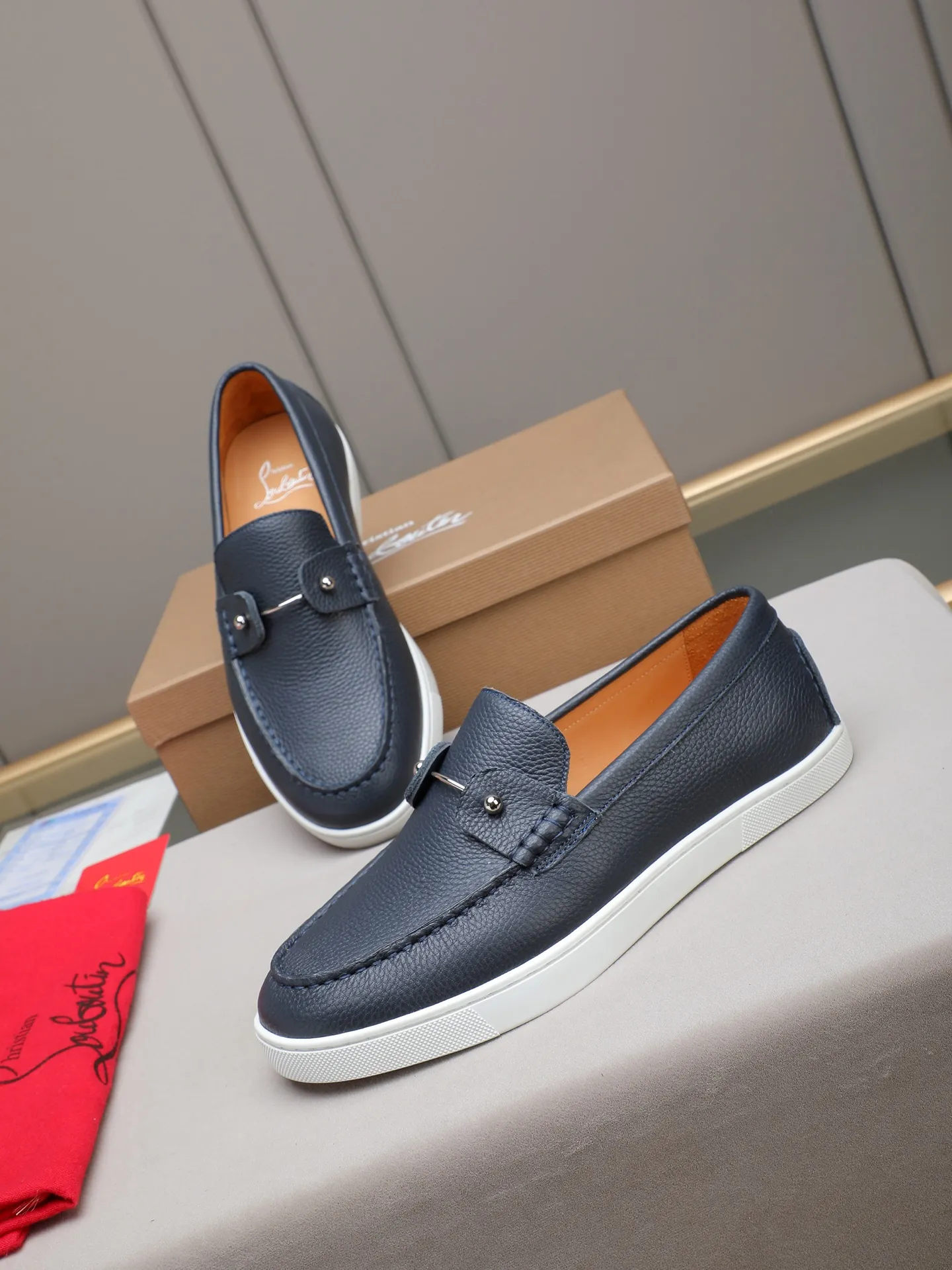 PP480 Christian Louboutin (red-soled shoes) Italian men's casual sneakers are shipped! Each pair of shoes from this Italian handmade shoe brand has a simple and classic design, which is very comfortable and versatile! The upper fabric of this shoe is made of imported cowhide, with high-end and comfortable cowhide lining! The outsole is made of original rubber bottom sheets and is lined with cowhide! Brand-specific mold-opening foot bed, exclusive private mold control! Original box packaging! 39 40 41 42 43 44 (38 45 46 customized)